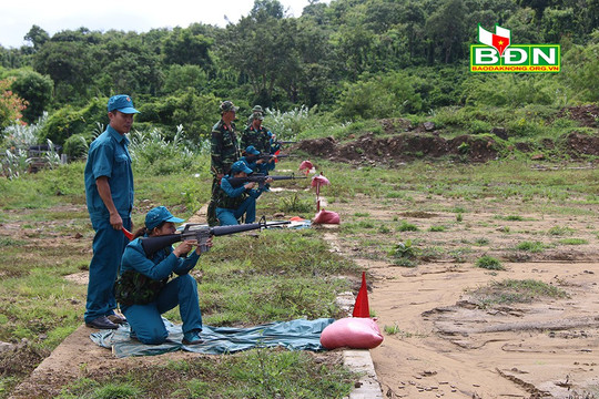Lực lượng dân quân, tự vệ huyện Krông Nô kiểm tra bắn đạn thật