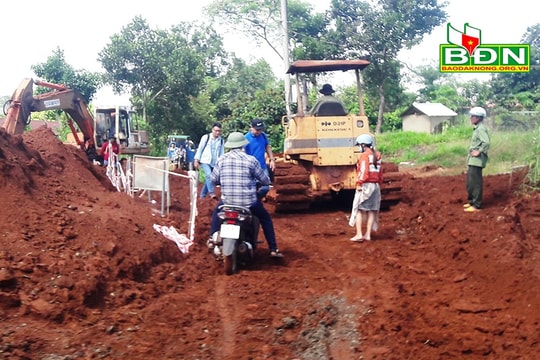 Thi công chậm, hàng chục hộ dân khổ vì đoạn đường 400 m