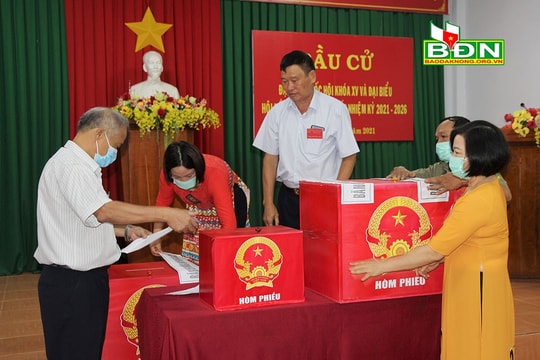 Cử tri tổ dân phố 3, phường Nghĩa Trung đi bầu cử sớm