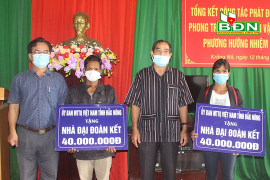 Ủy ban MTTQ tỉnh tặng quà cho hộ nghèo huyện Krông Nô