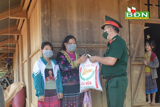 Trung đoàn 720 tặng quà cho người gặp khó khăn do Covid-19