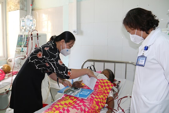 Bảo hiểm Xã hội tỉnh tặng quà Tết cho bệnh nhân có hoàn cảnh khó khăn