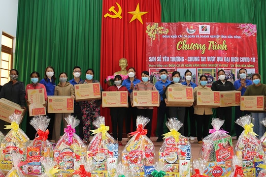 Chương trình "San sẻ yêu thương-chung tay vượt qua đại dịch Covid-19" tại xã Đắk Nia