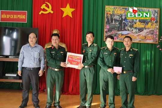 Chỉ huy trưởng Bộ CHQS tỉnh Đinh Hồng Tiếng thăm, tặng quà Tết tại huyện Tuy Đức