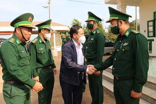 Phó Bí thư Thường trực Tỉnh ủy Điểu K’Ré thăm, chúc Tết tại huyện Tuy Đức