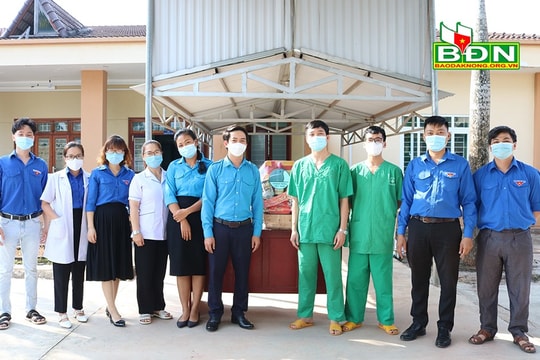 Thăm, tặng quà, chúc Tết các y, bác sĩ điều trị bệnh nhân Covid-19