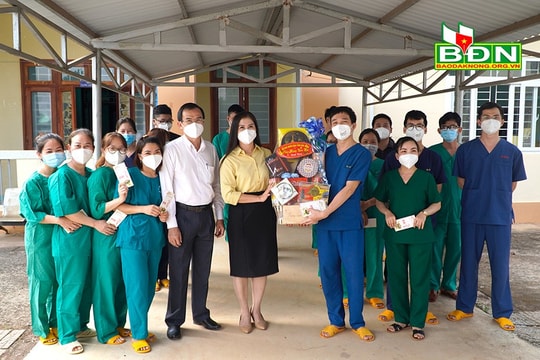 Phó Chủ tịch UBND tỉnh Tôn Thị Ngọc Hạnh thăm, chúc Tết các cơ sở điều trị Covid-19 và Bệnh viện Đa khoa tỉnh