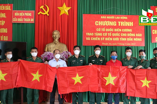 Trao tặng cờ Tổ quốc tại Đồn biên phòng Cửa Khẩu Thuận An