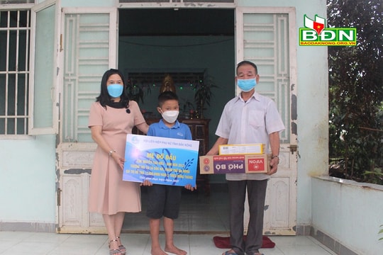 Ấm lòng từ Chương trình Mẹ đỡ đầu trẻ mồ côi