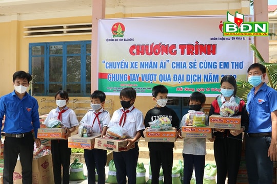 “Chuyến xe nhân ái” đến với học sinh nghèo Quảng Hòa