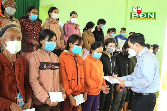 Đoàn công tác Ủy ban Dân tộc tặng quà hộ nghèo huyện Tuy Đức