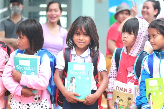 Tuy Đức trao 90 suất học bổng cho trẻ em khó khăn