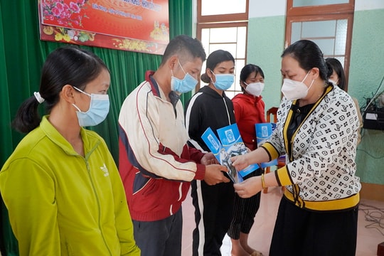 Bà con cảm ơn Bảo hiểm xã hội nhiều lắm!