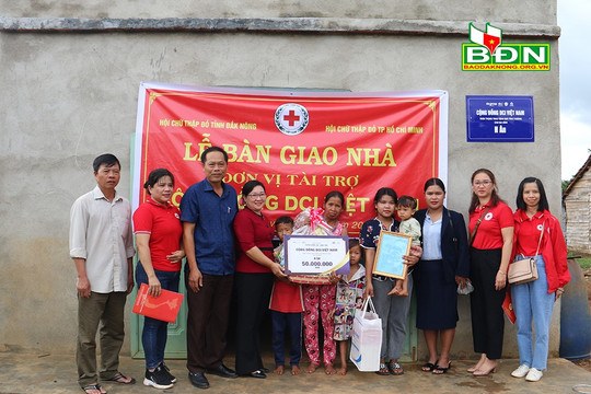 Bàn giao 2 căn nhà Chữ thập đỏ cho 2 hộ nghèo của xã Nâm Nung