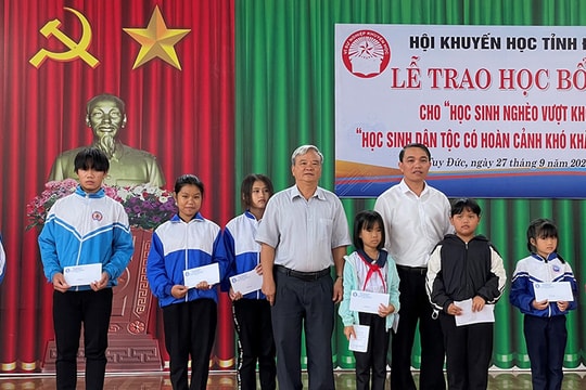 70 học sinh Tuy Đức được tặng học bổng tiếp sức đến trường