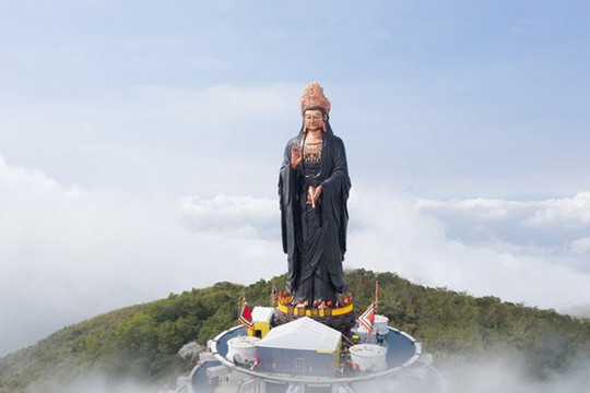 Tượng Phật Bà bằng đồng cao nhất châu Á trên đỉnh núi Bà Đen