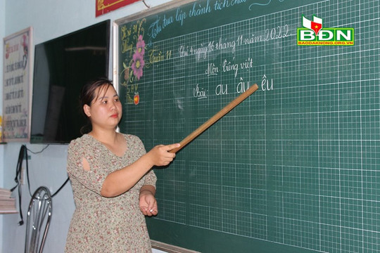 Cô Tuyết tích cực xóa mù chữ cho người dân ở Ðắk S’nao