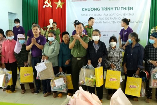 Khám bệnh, cấp phát thuốc miễn phí và tặng quà cho người dân xã Cư K'nia