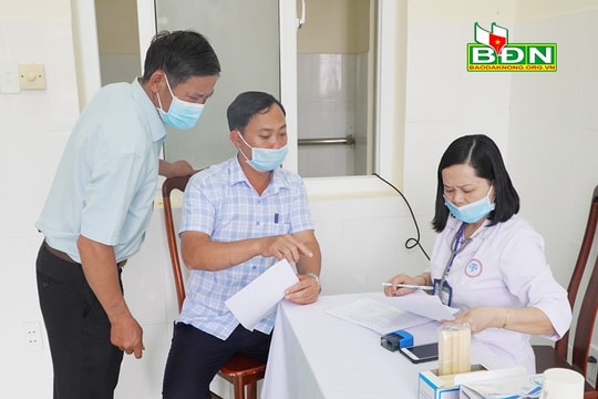 Cán bộ đi đầu trong tiêm vắc xin phòng Covid-19