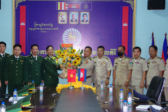 Bộ đội Biên phòng Đắk Nông thăm, chúc mừng lực lượng vũ trang tỉnh Mondulkiri