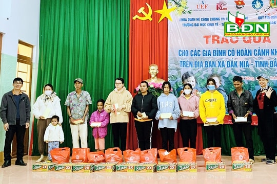 Trao tặng 100 suất quà cho các gia đình có hoàn cảnh khó khăn xã Đắk Nia