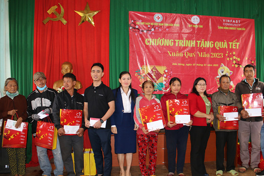 Tặng quà Tết Xuân Quý Mão cho người dân khó khăn huyện Đắk Glong và Krông Nô