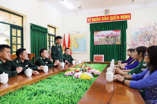 Trưởng Ban Dân vận Tỉnh ủy Hà Thị Hạnh thăm, chúc Tết tại Đồn Biên phòng Đắk Dang