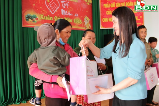 Tặng quà Tết cho người dân khó khăn của xã Quảng Tâm