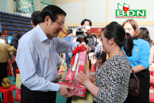 Đồng chí Phan Đình Trạc tặng quà Tết cho lao động khó khăn ở Đắk Nông