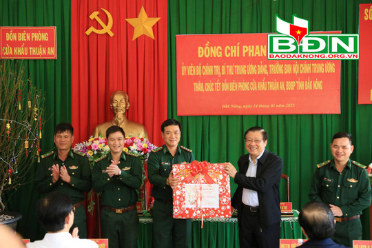 Trưởng Ban Nội chính Trung ương Phan Đình Trạc thăm lực lượng biên phòng Đắk Nông