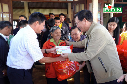 Bí thư Tỉnh ủy Đắk Nông Ngô Thanh Danh thăm, tặng quà Tết bon Sanar