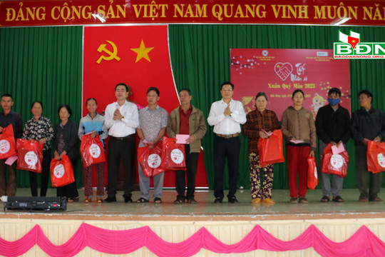 Tặng quà Tết cho người dân khó khăn tại huyện Đắk Song