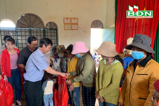 Văn Phòng Tỉnh ủy Đắk Nông tặng quà bon N’Jang Bơ, xã Trường Xuân