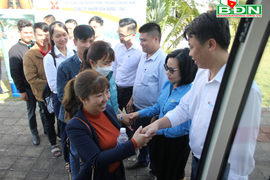 Công ty Nhôm Đắk Nông-TKV hỗ trợ xe đưa người lao động về quê đón Tết 