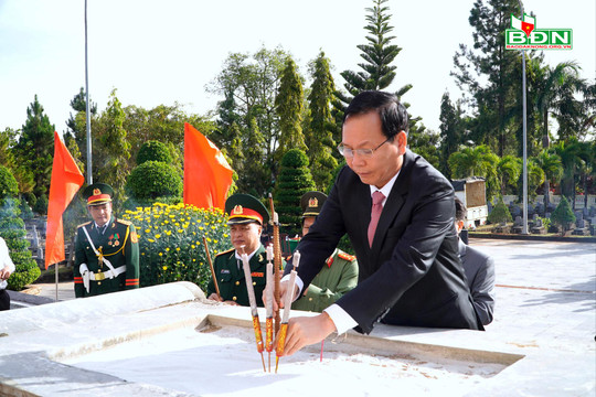 Viếng các anh hùng liệt sĩ tại Nghĩa trang Liệt sĩ tỉnh Đắk Nông