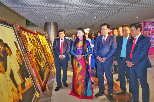 Chủ tịch Quốc hội Vương Đình Huệ tham quan Hội báo Xuân và triển lãm tranh, ảnh nghệ thuật “Vĩnh Phúc - 60 năm hành trình khát vọng”