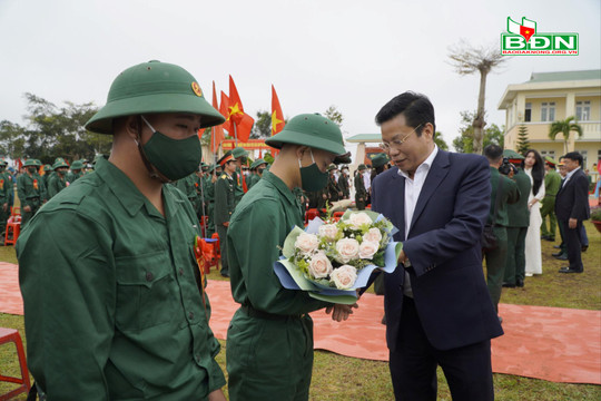 173 công dân Đắk Mil phấn khởi lên đường nhập ngũ