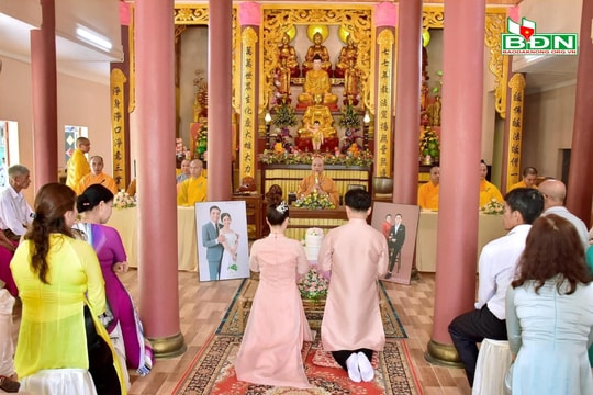 Lễ cưới nơi cửa phật