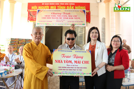 Trao tặng quà, công trình phụ cho Hội Người mù tỉnh Đắk Nông