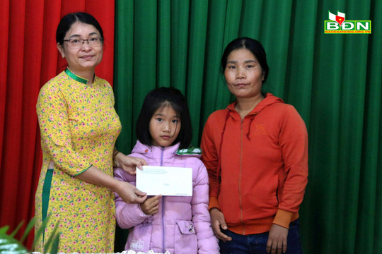 Cục Bảo trợ xã hội tặng quà cho 2 hoàn cảnh khó khăn của tỉnh Đắk Nông