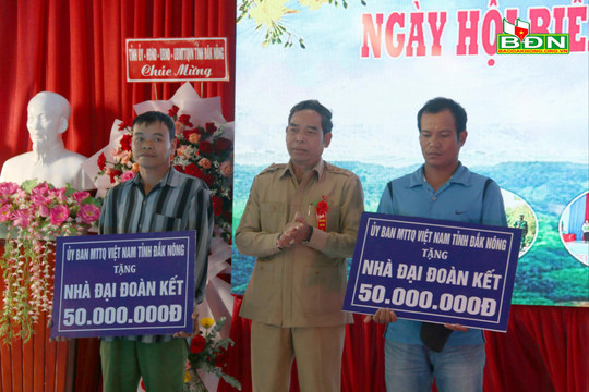 Đồng chí Điểu Xuân Hùng dự Ngày hội Biên phòng toàn dân tại xã Đắk Wil