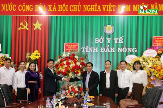 Đồng chí Lưu Văn Trung thăm, chúc mừng Ngày Thầy thuốc Việt Nam