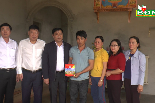 Đồng chí Lê Trọng Yên thăm hỏi gia đình các nạn nhân đuối nước