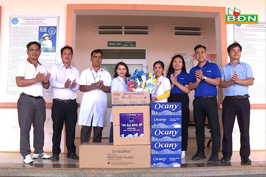 Tặng trang thiết bị y tế cho 5 trạm y tế Đắk Nông