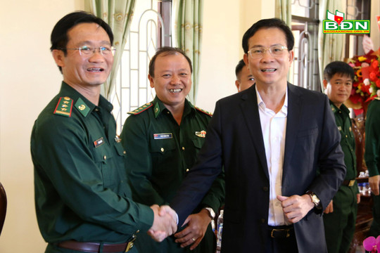 Đồng chí Hồ Văn Mười thăm, chúc mừng ngày truyền thống Bộ đội Biên phòng