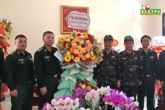 Lãnh đạo Bộ CHQS tỉnh thăm, tặng hoa chúc mừng Bộ Chỉ huy Bộ đội Biên phòng tỉnh