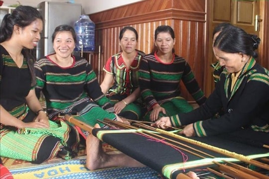Tổ chức các hội thi dệt thổ cẩm giỏi từ thôn, bon đến cấp tỉnh