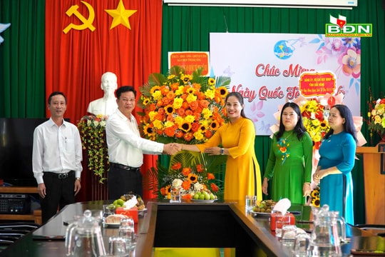 Đồng chí Lưu Văn Trung thăm, chúc mừng Ngày Quốc tế Phụ nữ 8/3