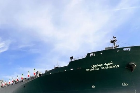 Iran hạ thủy tàu chiến và tàu cao tốc phóng tên lửa tự sản xuất