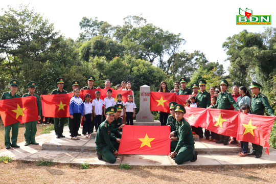 Tặng 10.000 lá cờ Tổ quốc cho Biên phòng và người dân biên giới Đắk Nông